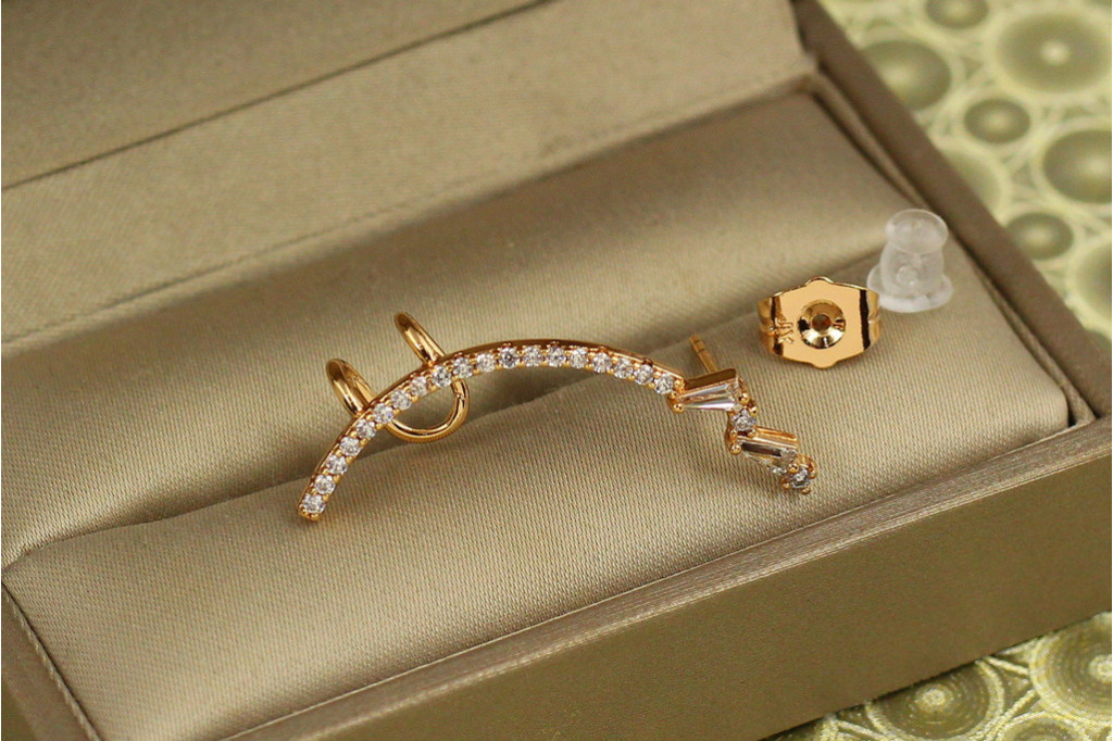 Серьги каффы Xuping Jewelry изогнутая дорожка 3,3 см золотистые