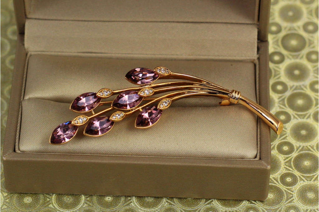 Брошь Xuping Jewelry Ветвь вечернего сияния с розовыми камнями 6,7 см золотистая