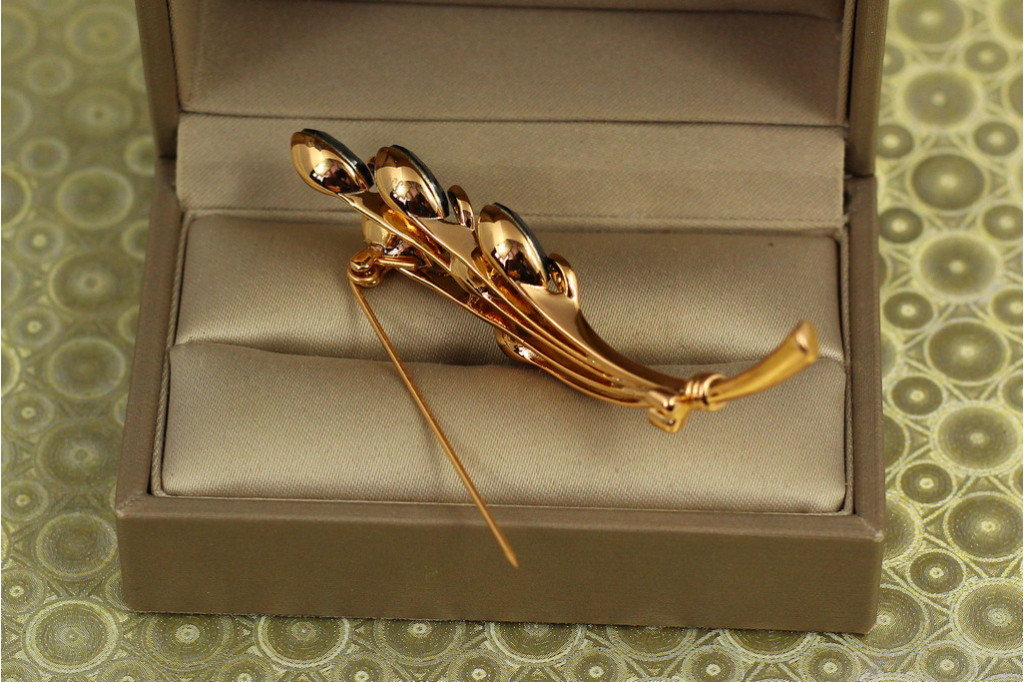 Брошь Xuping Jewelry Ветвь вечернего сияния с синими камнями 6,7 см золотистая