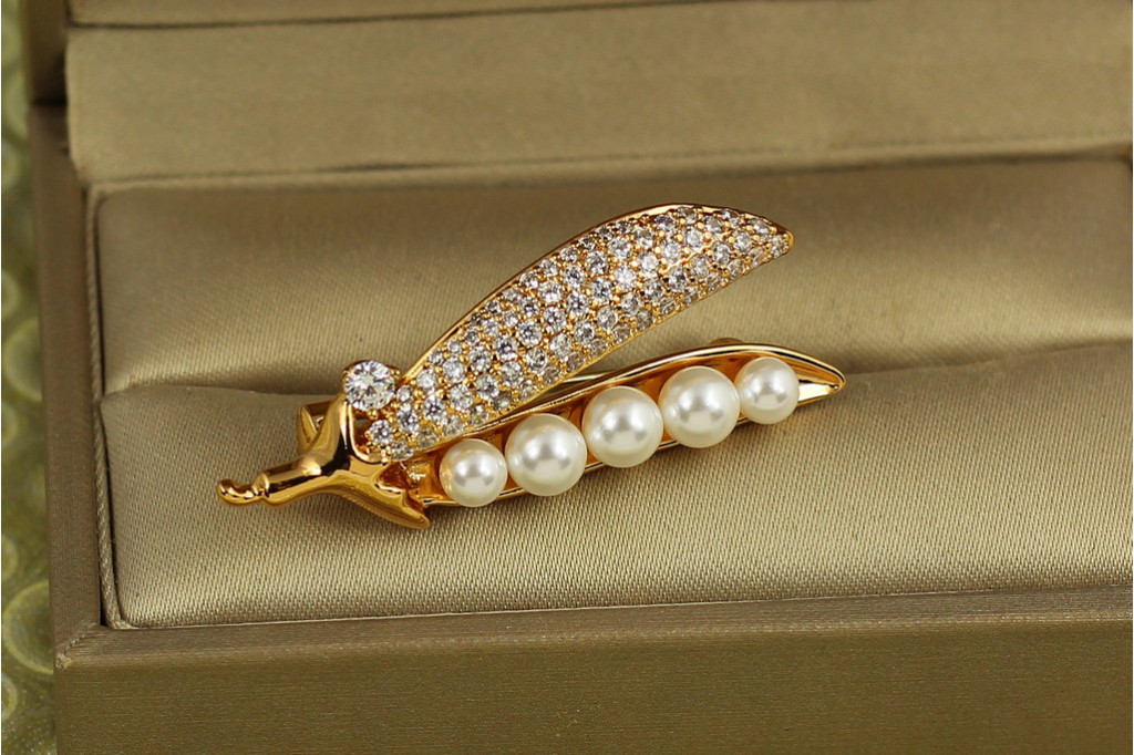 Брошь Xuping Jewelry Стручок с жемчугом 4 см золотистая