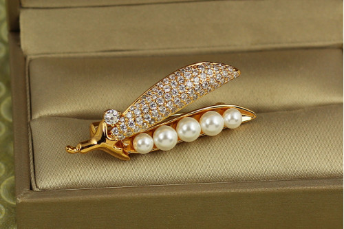 Брошь Xuping Jewelry Стручок с жемчугом 4 см золотистая