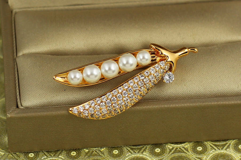 Брошь Xuping Jewelry Стручок с жемчугом 4 см золотистая