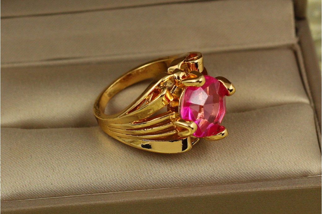 Кільце Xuping Jewelry з великим рожевим каменем р 18 золотисте