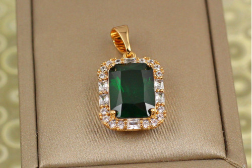 Кулон Xuping Jewelry прямоугольник с зеленым камнем в ободке из крупных фианитов 2 см золотистый