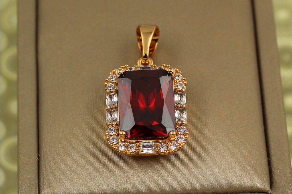 Кулон Xuping Jewelry прямоугольник с малиновым камнем в ободке из крупных фианитов 2 см золотистый