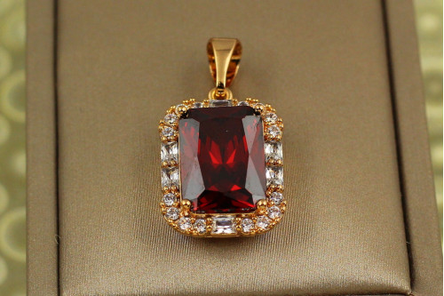 Кулон Xuping Jewelry прямоугольник с малиновым камнем в ободке из крупных фианитов 2 см золотистый