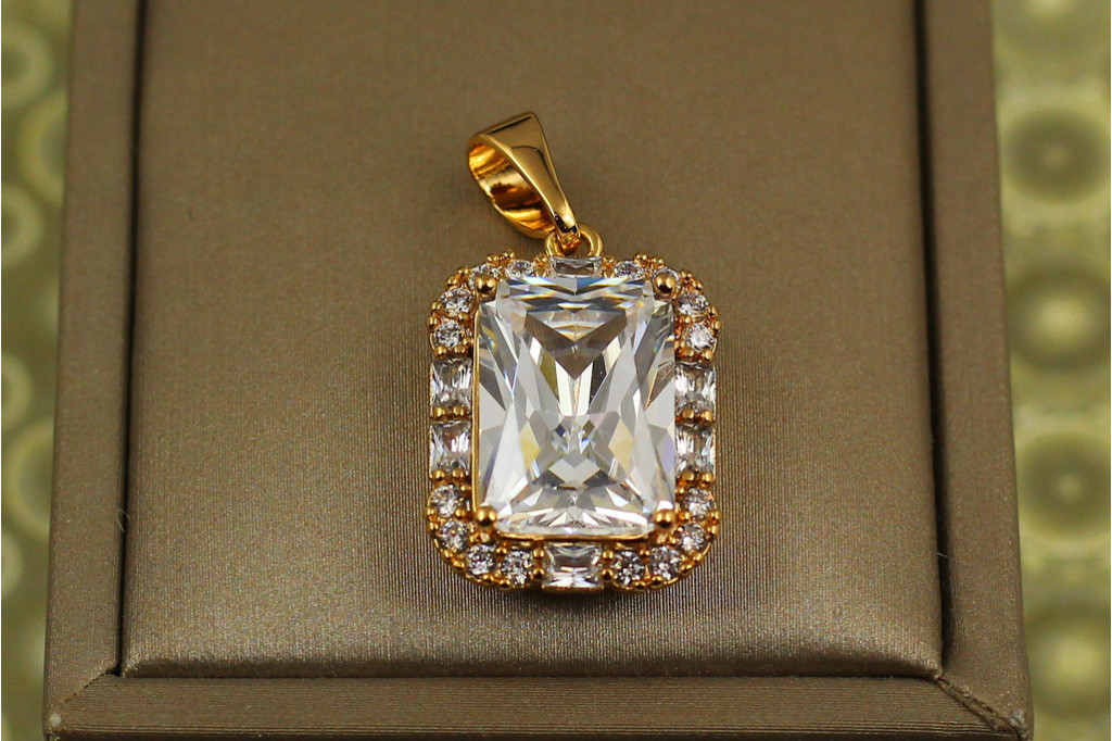Кулон Xuping Jewelry прямокутник з білим каменем в обідку із крупних фіанітов 2 см золотистий
