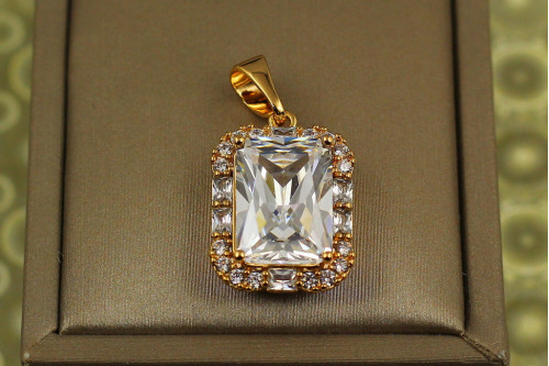 Кулон Xuping Jewelry прямоугольник с белым камнем в ободке из крупных фианитов 2 см золотистый