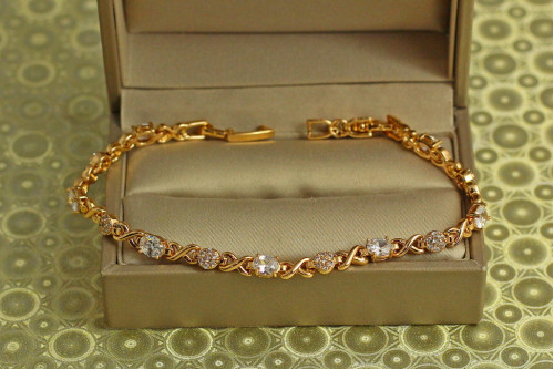 Браслет Xuping Jewelry Восьмерки с белыми камнями и монетками 18,5 см 4 мм золотистый