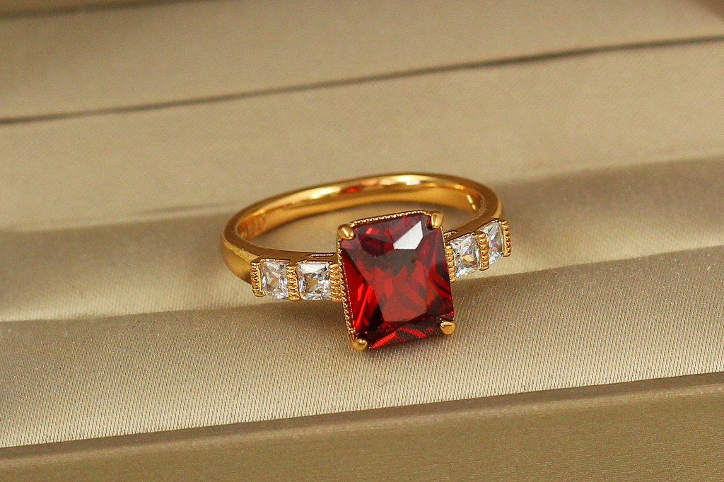 Кольцо Xuping Jewelry Большой прямоугольник с красным камнем р 20 золотистое