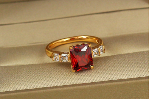 Кольцо Xuping Jewelry Большой прямоугольник с красным камнем р 20 золотистое