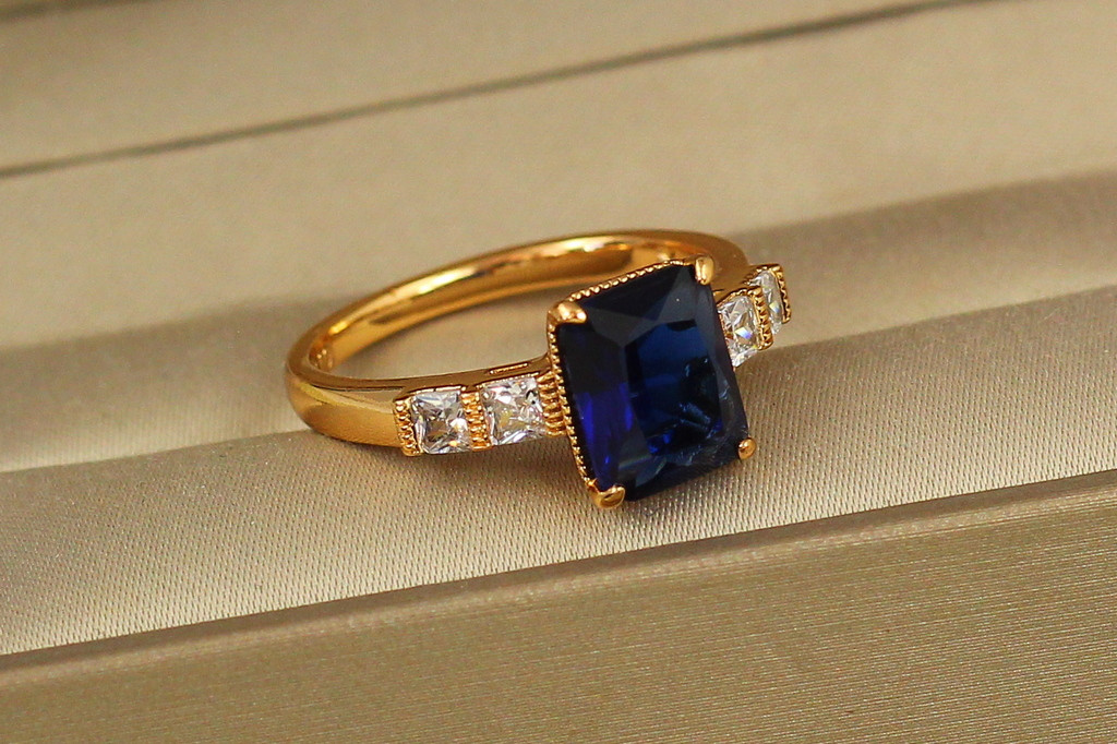 Кольцо Xuping Jewelry Большой прямоугольник с синим камнем р 20 золотистое