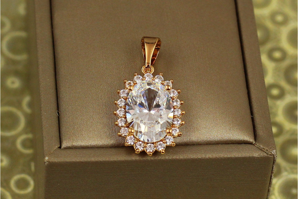 Кулон Xuping Jewelry Ежевика с белым камнем 2 см золотистый