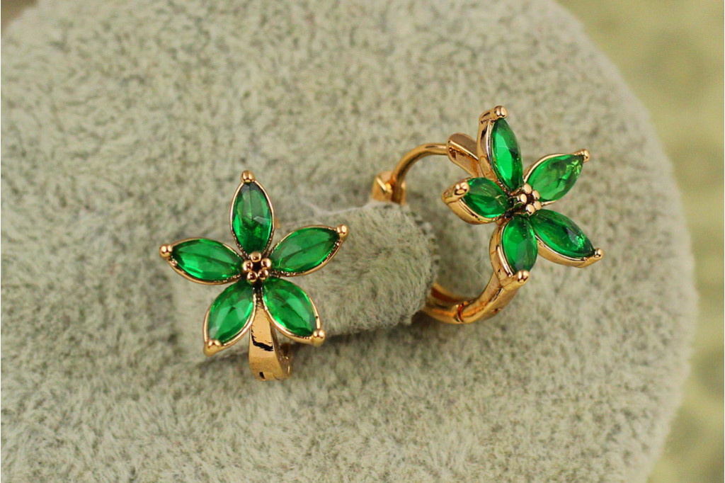 Серьги Xuping Jewelry Цветок с зеленым камнем 1,2 см золотистые