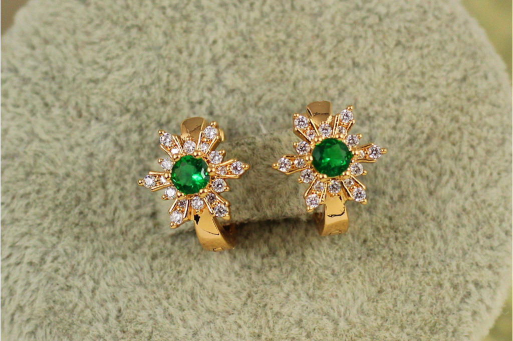 Серьги детские Xuping Jewelry снежинка с зеленым камнем 1,2 см золотистые