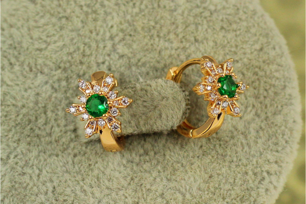 Серьги детские Xuping Jewelry снежинка с зеленым камнем 1,2 см золотистые