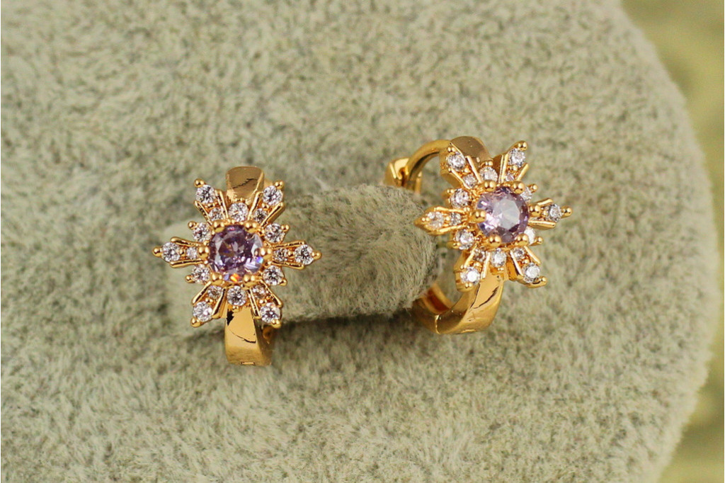 Серьги детские Xuping Jewelry снежинка с фиолетовым камнем 1,2 см золотистые