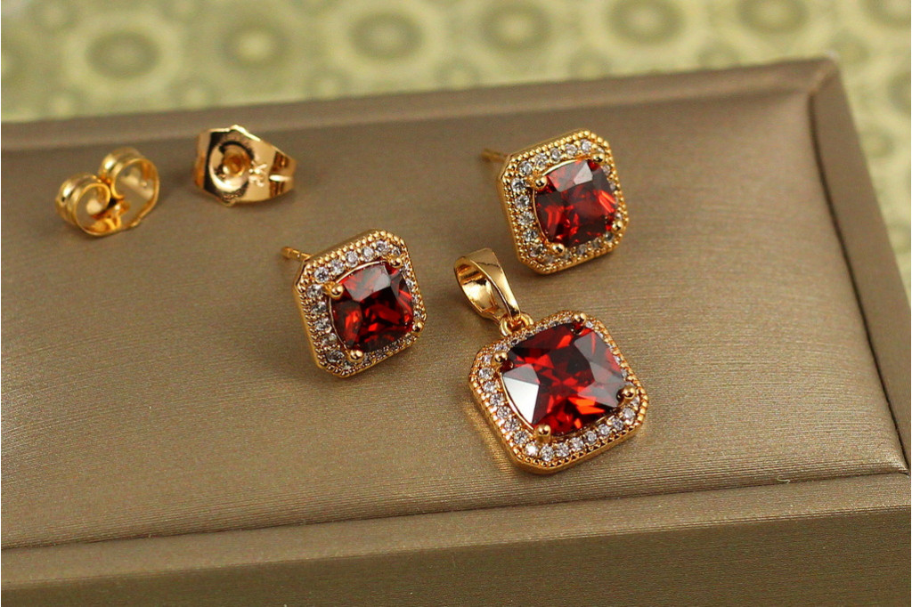 Набор Xuping Jewelry ромб в ободке из фианитов с чевоным камнем золотистый
