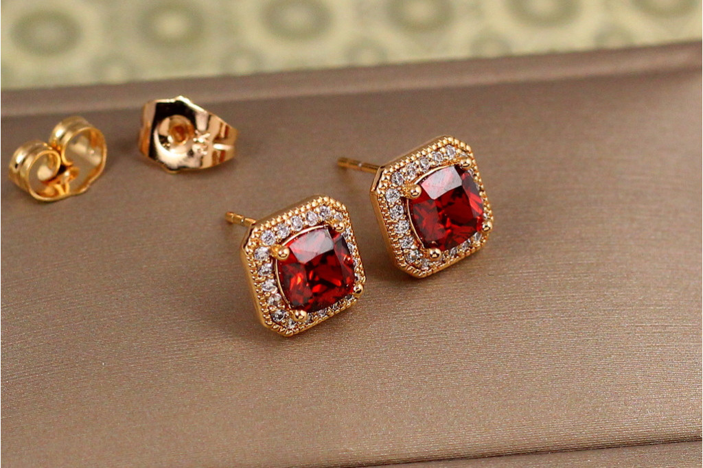 Набор Xuping Jewelry ромб в ободке из фианитов с чевоным камнем золотистый