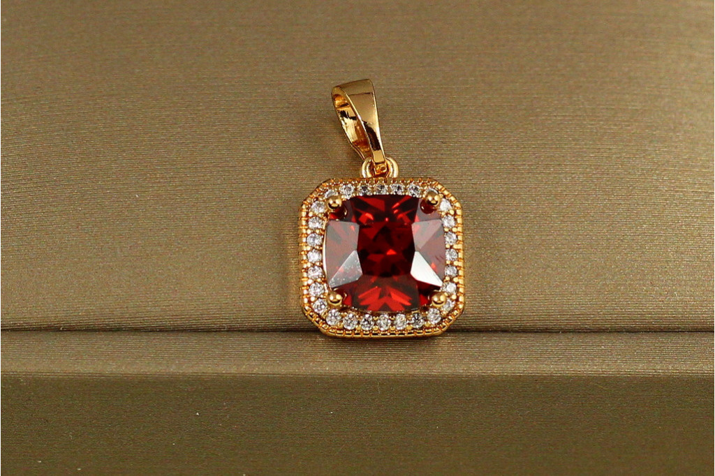 Набор Xuping Jewelry ромб в ободке из фианитов с чевоным камнем золотистый