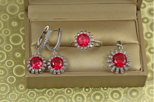 Набор Xuping Jewelry Ромашка с малиновым камнем серебристый