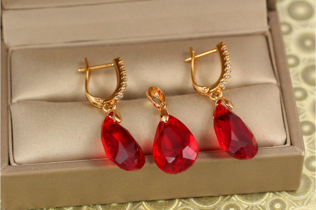 Набор Xuping Jewelry Большая капля с красным камнем Сваровски золотистый