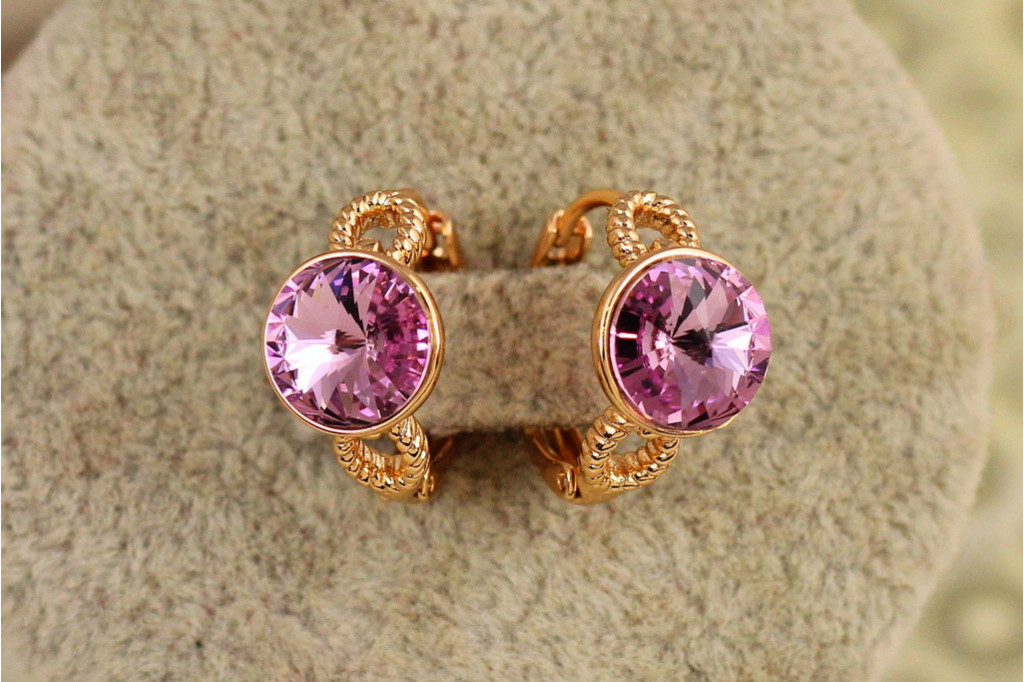 Серьги Xuping Jewelry Мидея с розовым камнем Сваровски 1,6 см золотистые