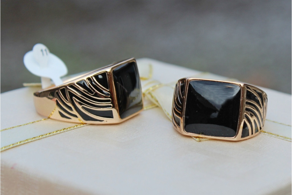 Печатка Xuping Jewelry 19 р квадратна з чорним покриттям золотиста
