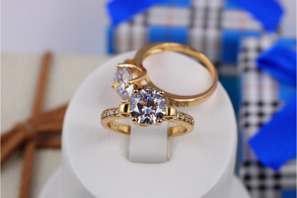 Кольцо Xuping Jewelry с белым камнем 8 мм и мелкими фианитами по бокам р 18  золотистое