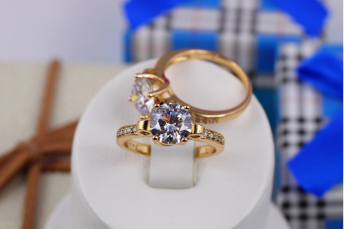 Кольцо Xuping Jewelry с белым камнем 8 мм и мелкими фианитами по бокам р 18  золотистое