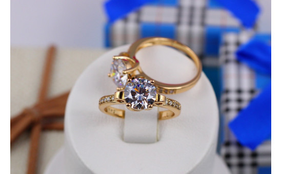Кільце Xuping Jewelry з білим каменем 8 мм і дрібними фіанітами з боків р 18 золотисте