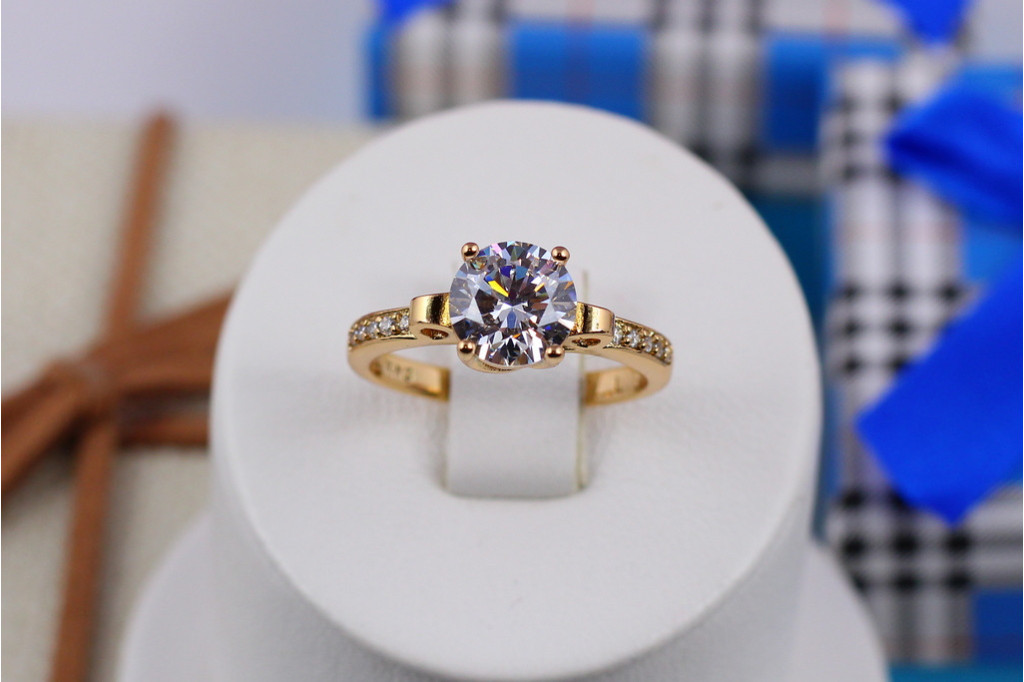 Кольцо Xuping Jewelry с белым камнем 8 мм и мелкими фианитами по бокам р 18  золотистое