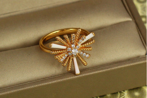 Кільце Xuping Jewelry Гольчата айстра з білою керамікою р 17 золотисте