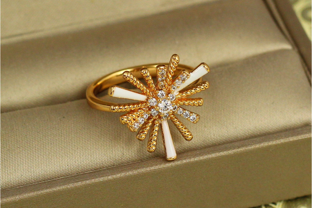 Кільце Xuping Jewelry Гольчата айстра з білою керамікою р 17 золотисте