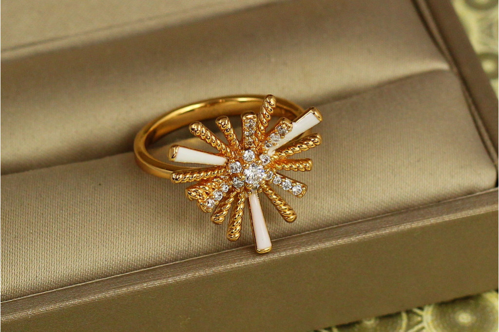 Кільце Xuping Jewelry Гольчата айстра з білою керамікою р 19 золотисте