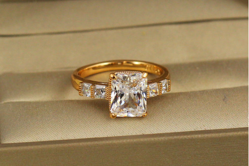 Кольцо Xuping Jewelry Большой прямоугольник с белым камнем р 20 золотистое