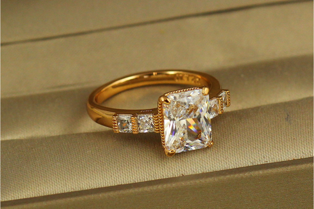 Кольцо Xuping Jewelry Большой прямоугольник с белым камнем р 20 золотистое