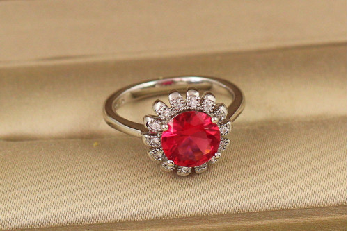 Кільце Xuping Jewelry Ромашка з малиновим каменем р 16 сріблясте