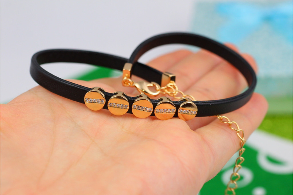 Чокер Xuping Jewelry з п'ятьма золотистими закльопками 29 см 6 мм золотистий