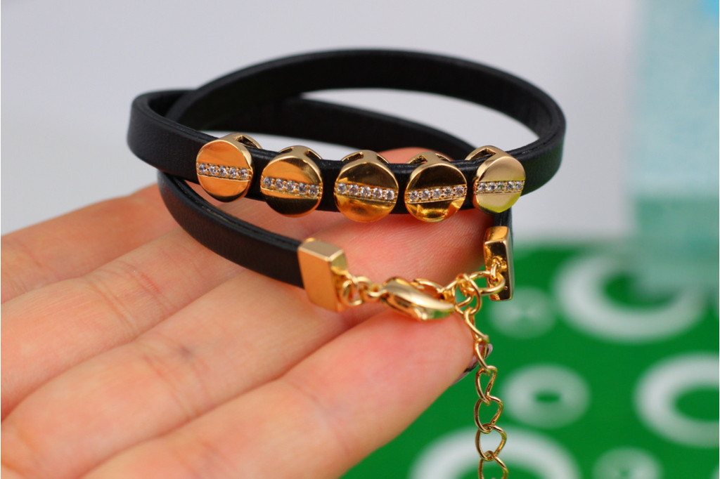 Чокер Xuping Jewelry з п'ятьма золотистими закльопками 29 см 6 мм золотистий