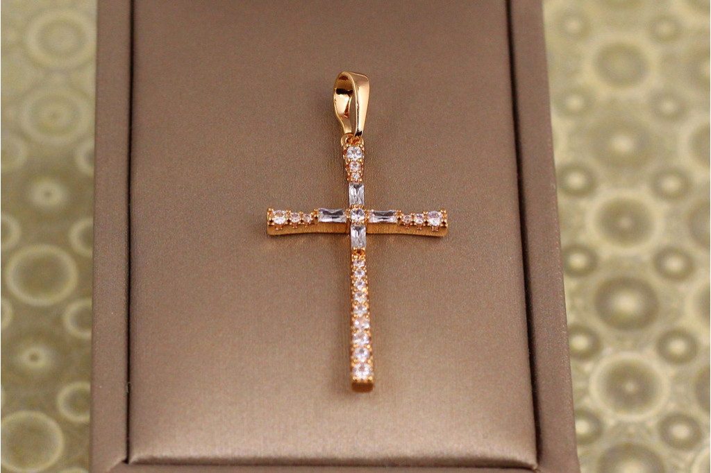 Крестик Xuping Jewelry тонкий длинный с кристаллами по центру 3,3 см золотистый