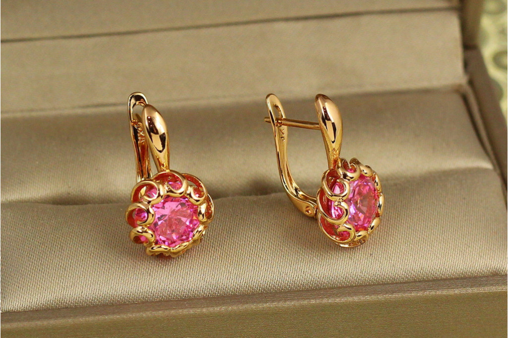Серьги Xuping Jewelry Парфе с розовым камнем 2 см золотистые