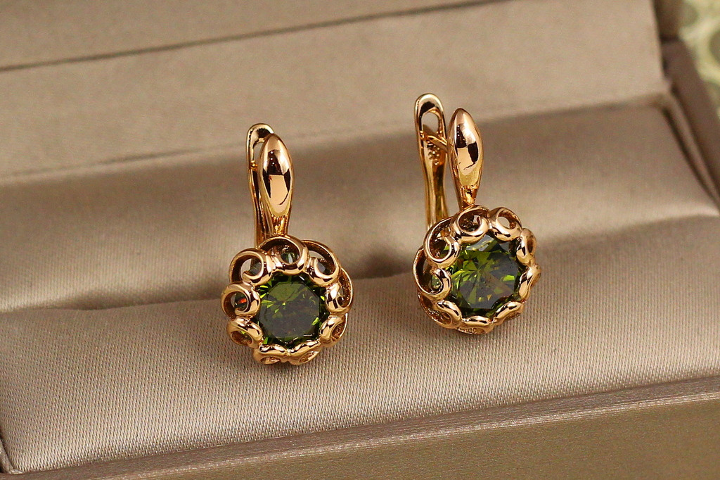 Серьги Xuping Jewelry Парфе с изумрудным камнем 2 см золотистые