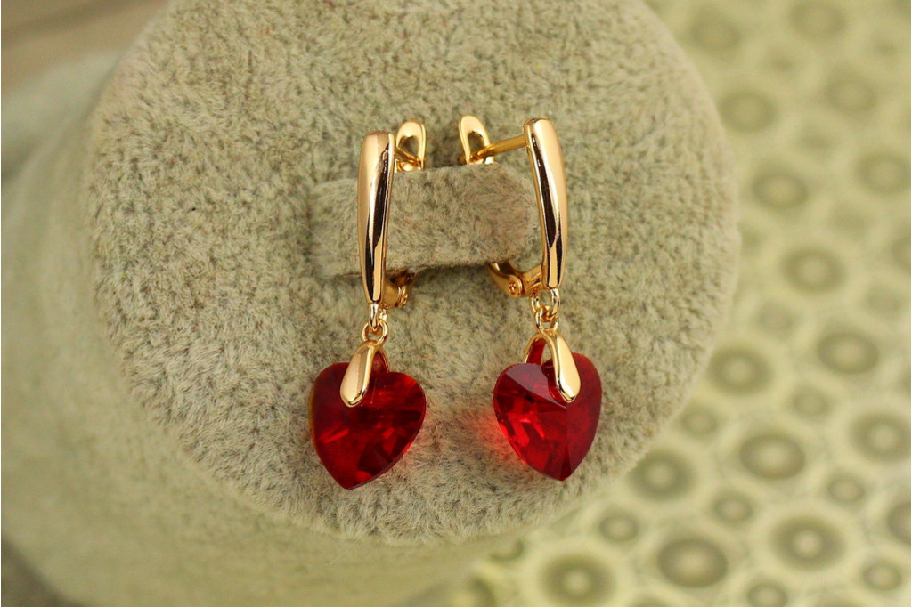 Серьги подвески Xuping Jewelry Сваровские сердечки красные хамелеон 2,8 см золотистые