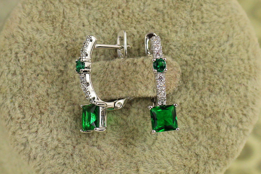 Серьги кольца Хuping Jewelry Очарование с квадратным зеленым камнем 1,9 см серебристые