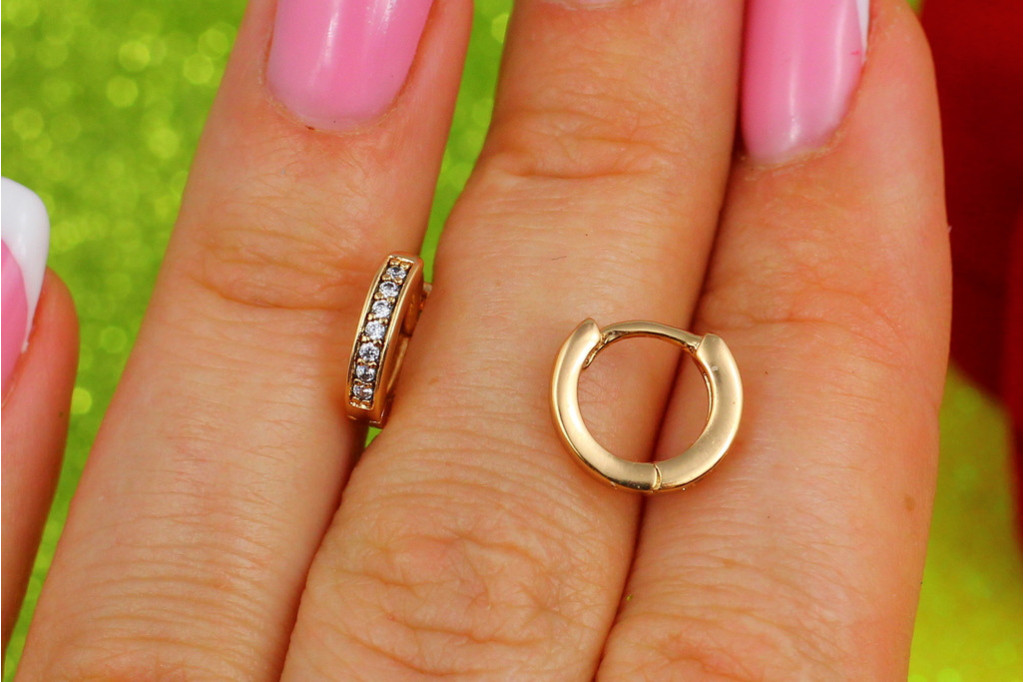 Серьги Xuping Jewelry колечки с камнями 1 см золотистые