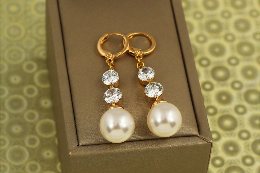 Серьги подвески Xuping Jewelry 4,6 см с жемчужиной 12 мм и двумя фианитами золотистые