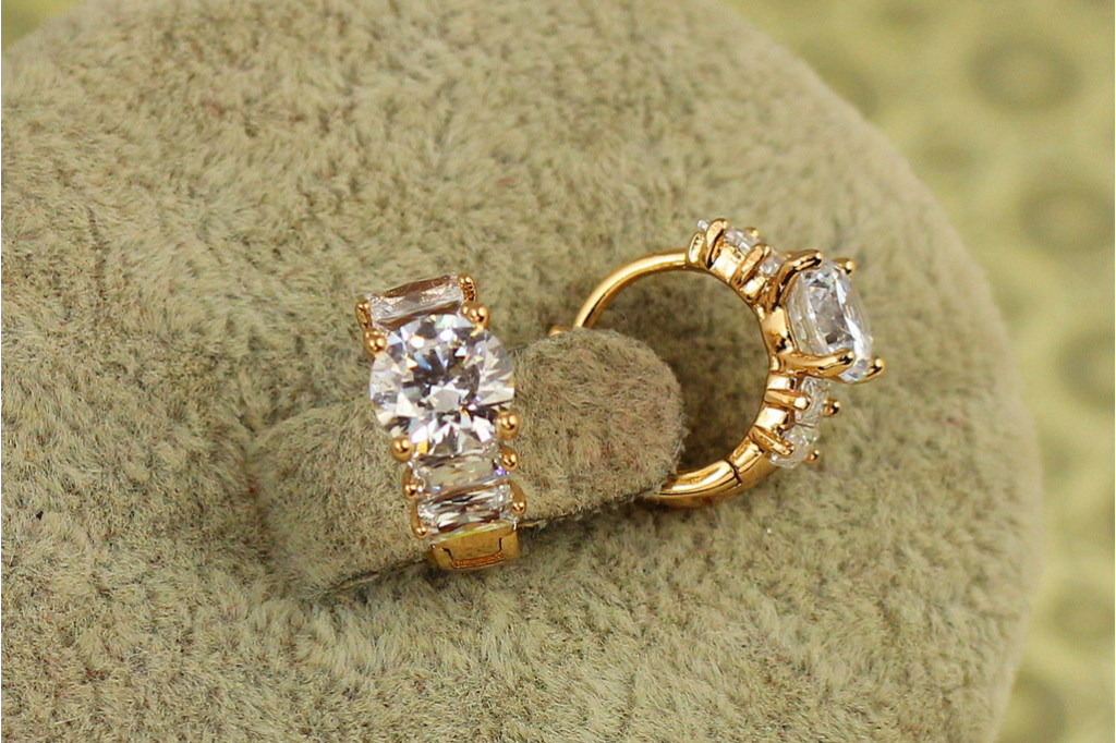 Серьги кольца Хuping Jewelry Багеты с камешком 11 мм золотистые
