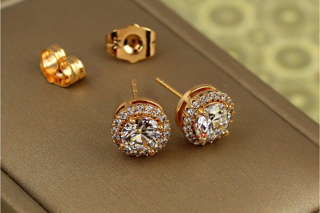 Серьги гвоздики Xuping Jewelry аминь окантовка белые фианиты 9 мм золотистые