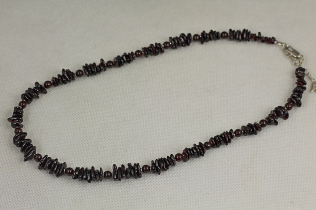 Намисто No name зі сколів крупного гранату 50+5 см сріблясте